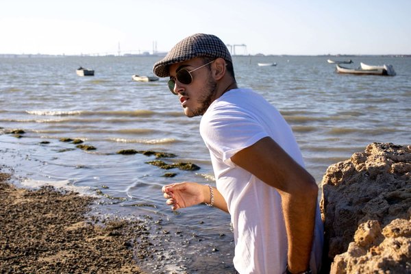 La casquette plate, un accessoire de mode incontournable pour homme