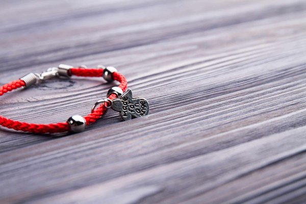 Pourquoi opter pour un bracelet photo et comment peut-on l'utiliser de manière créative ?