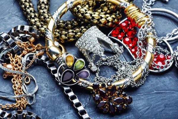 Découvrez l'univers des bijoux fantaisie : histoire, tendances et conseils de style